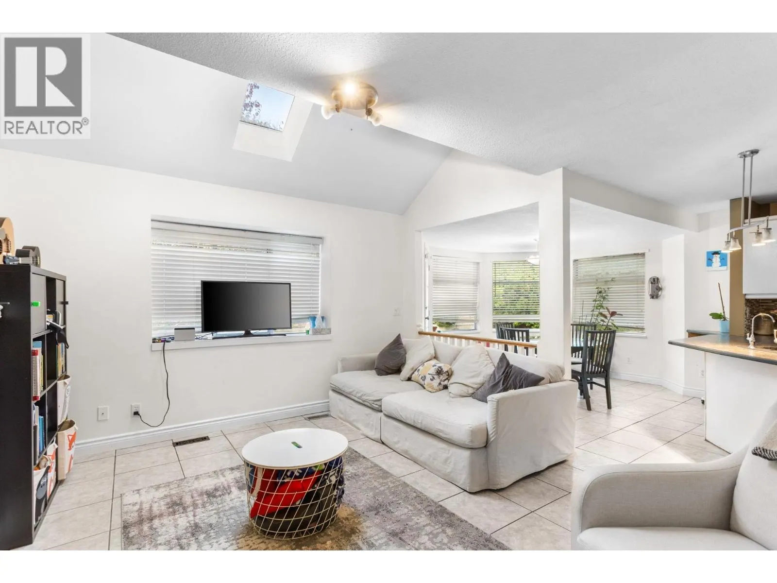 1147 EARLS COURT