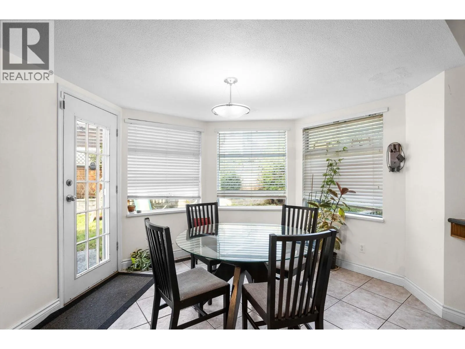 1147 EARLS COURT
