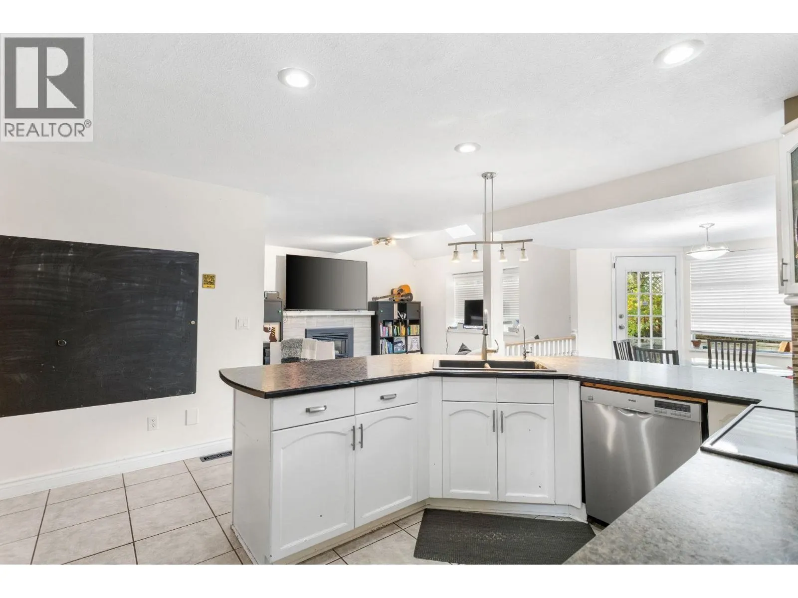 1147 EARLS COURT