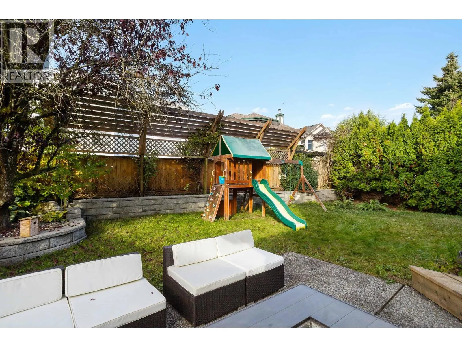 1147 EARLS COURT