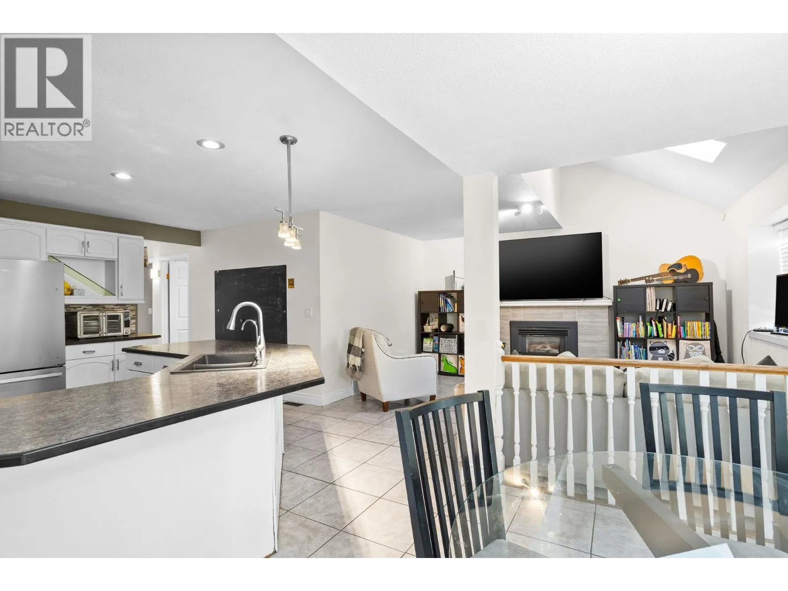 1147 EARLS COURT