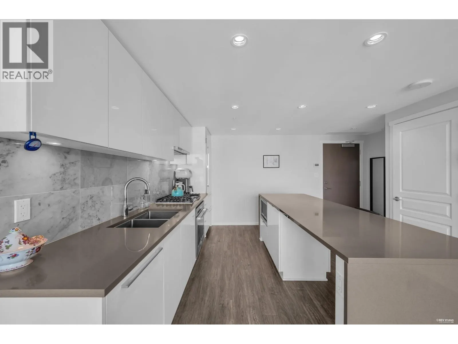 2608 5883 BARKER AVENUE