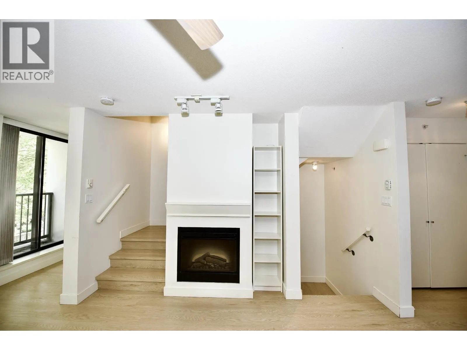 6 1185 THE HIGH STREET
