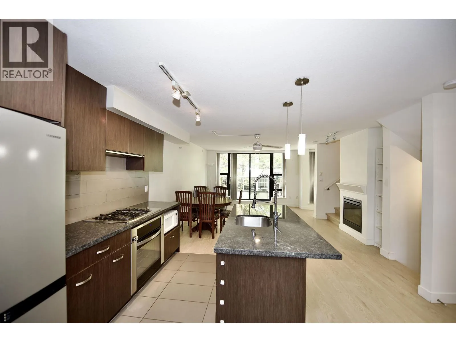6 1185 THE HIGH STREET