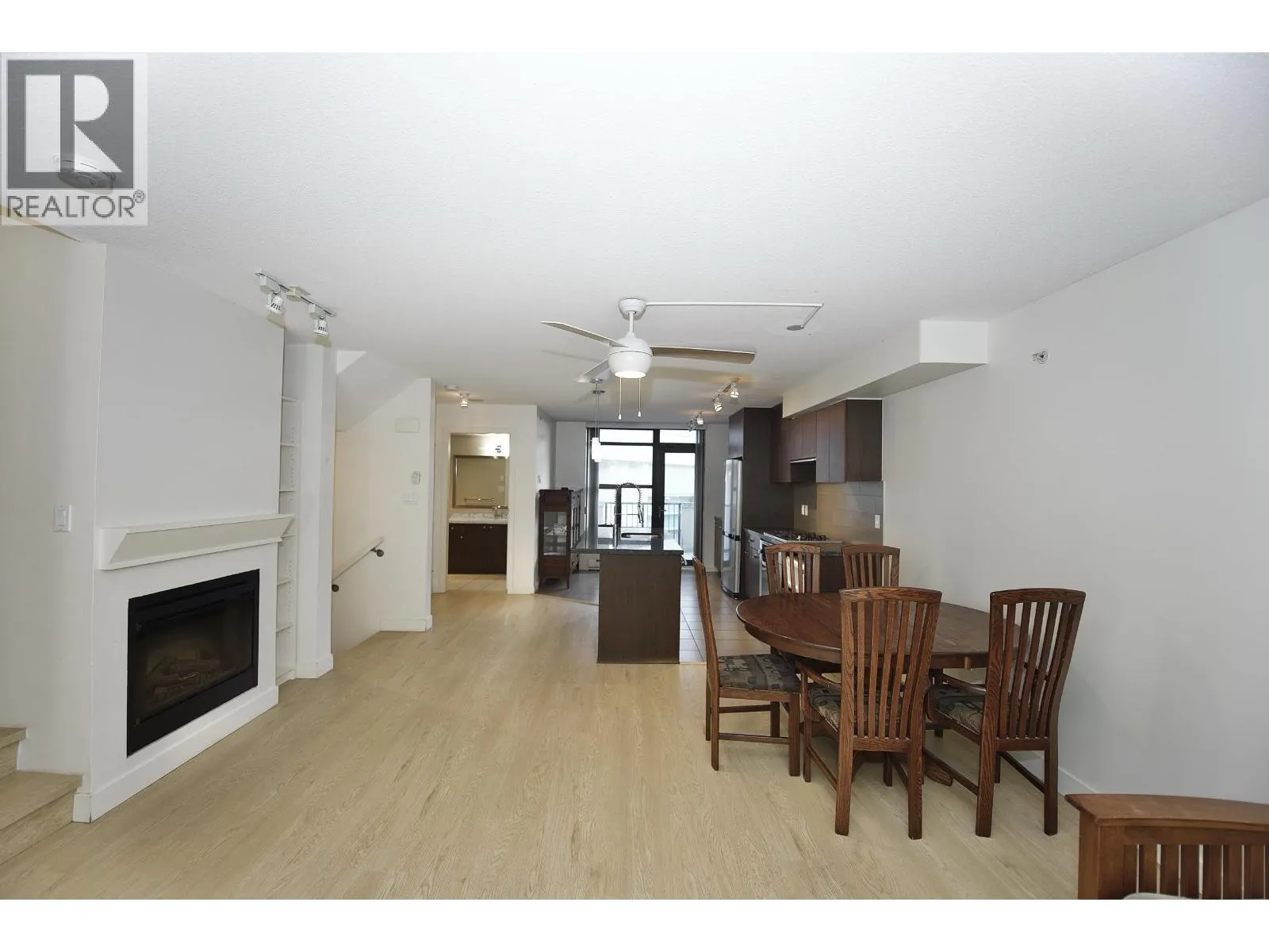 6 1185 THE HIGH STREET