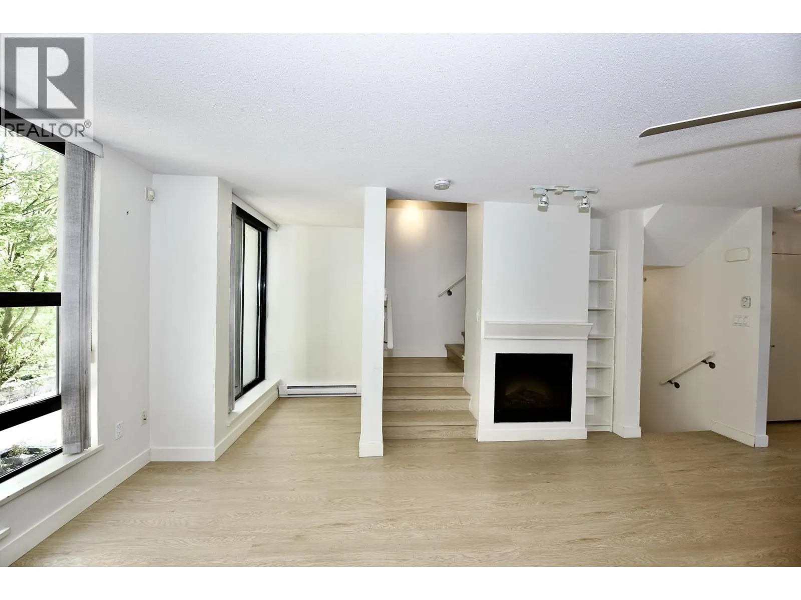 6 1185 THE HIGH STREET