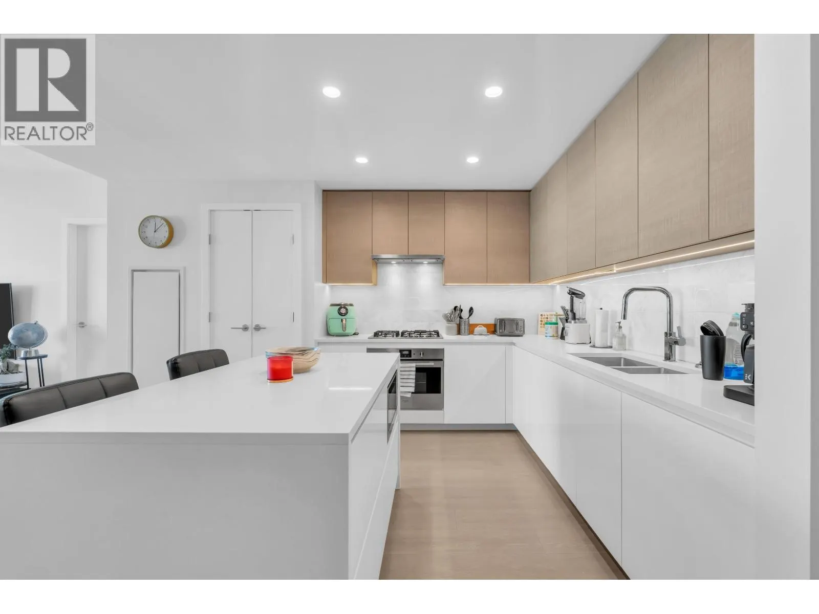 2506 4168 LOUGHEED HIGHWAY