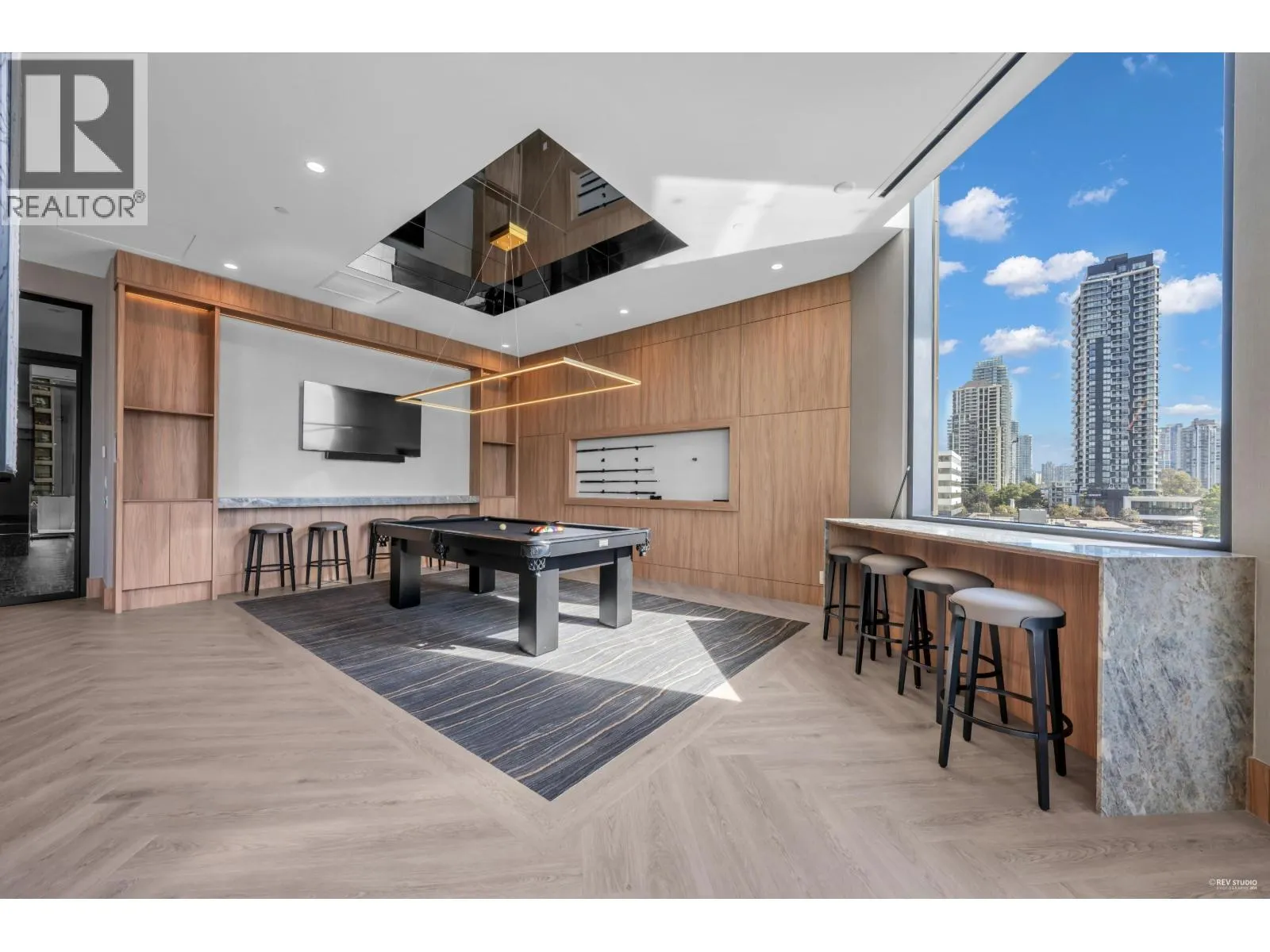 2506 4168 LOUGHEED HIGHWAY
