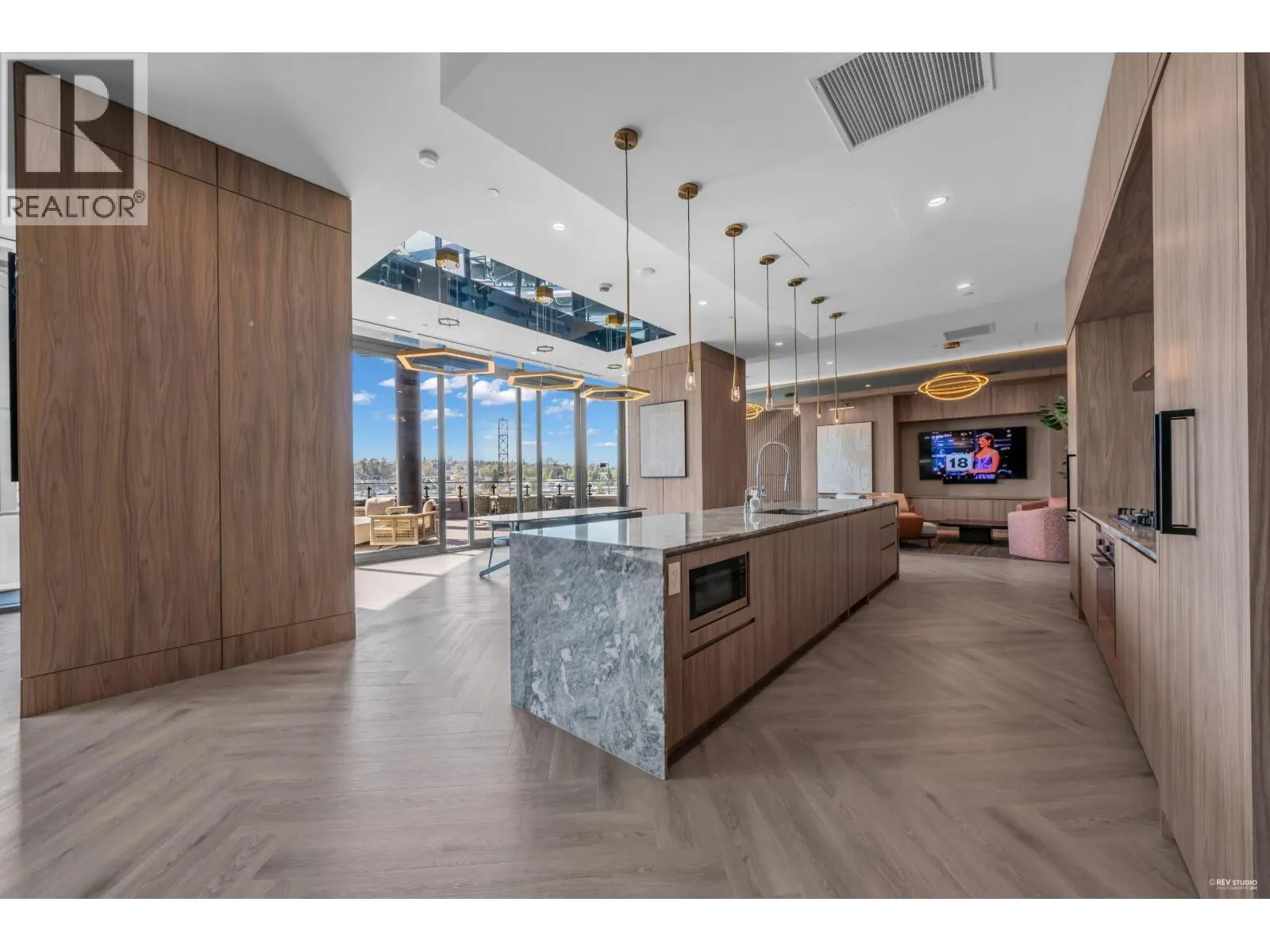 2506 4168 LOUGHEED HIGHWAY