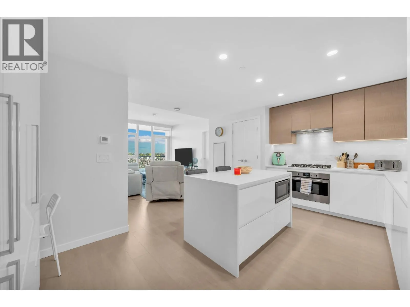 2506 4168 LOUGHEED HIGHWAY