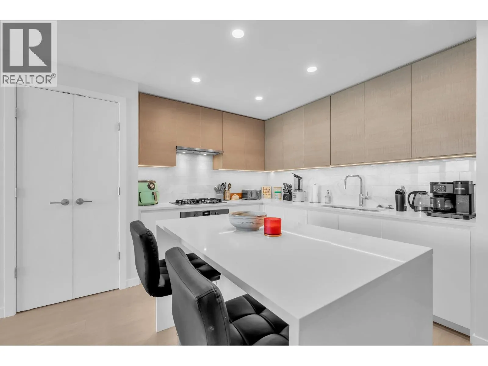 2506 4168 LOUGHEED HIGHWAY