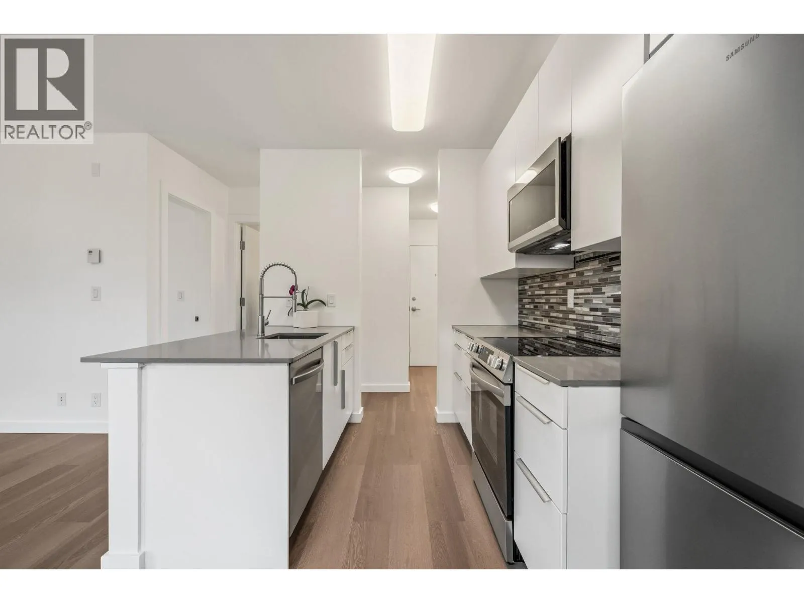 303 1033 ST. GEORGES AVENUE