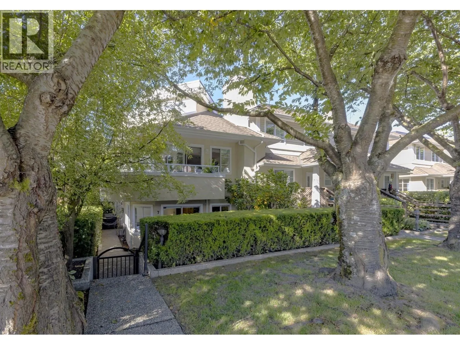 7 249 E 4TH STREET