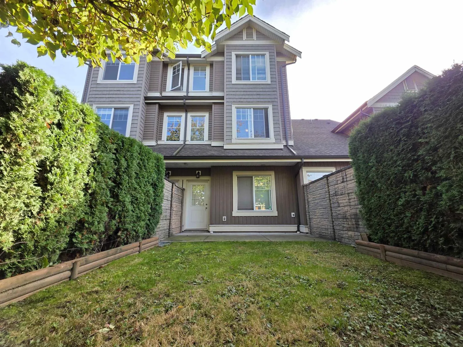 3 32792 LIGHTBODY COURT