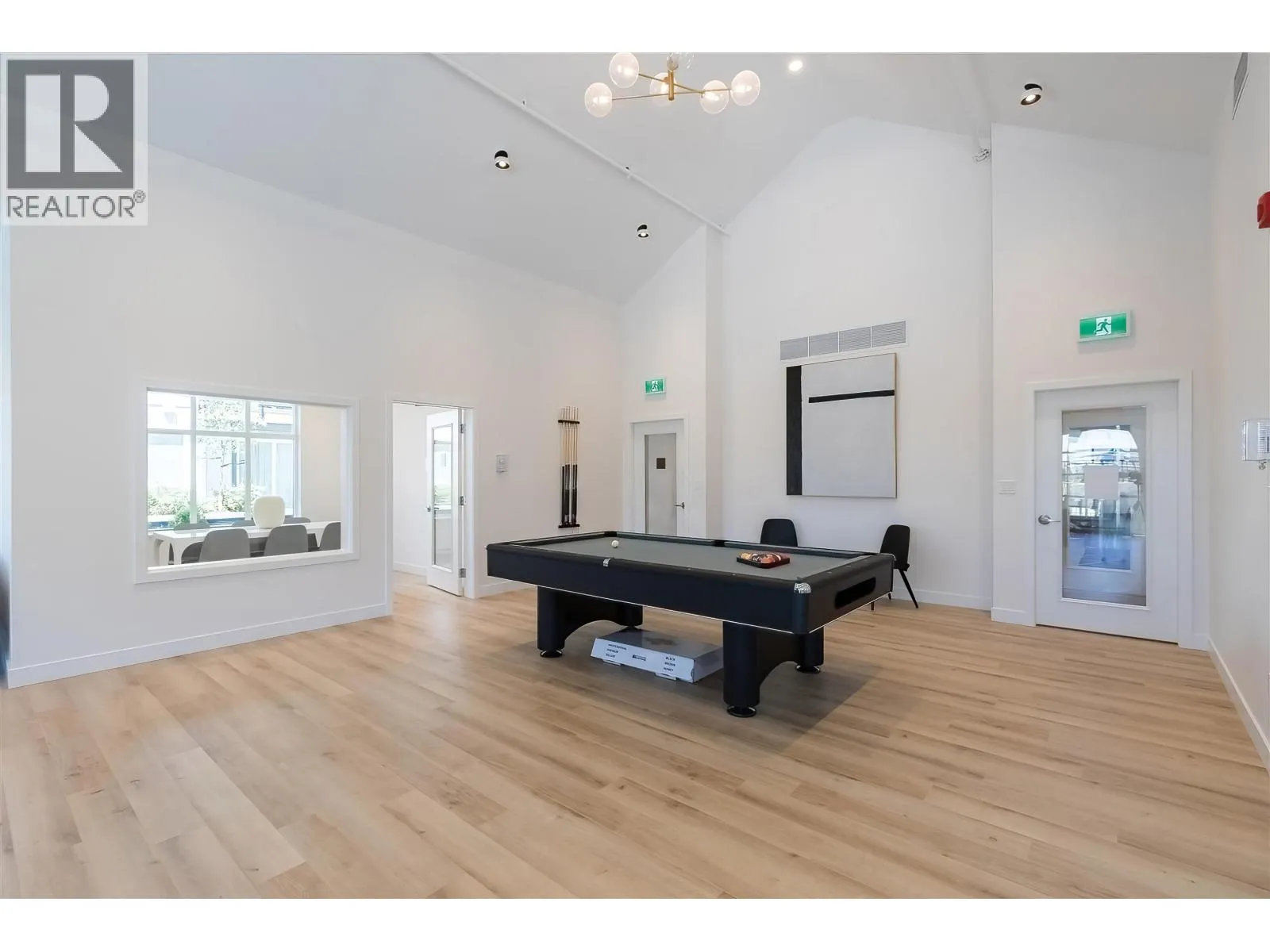 415 1792 STARLING DRIVE
