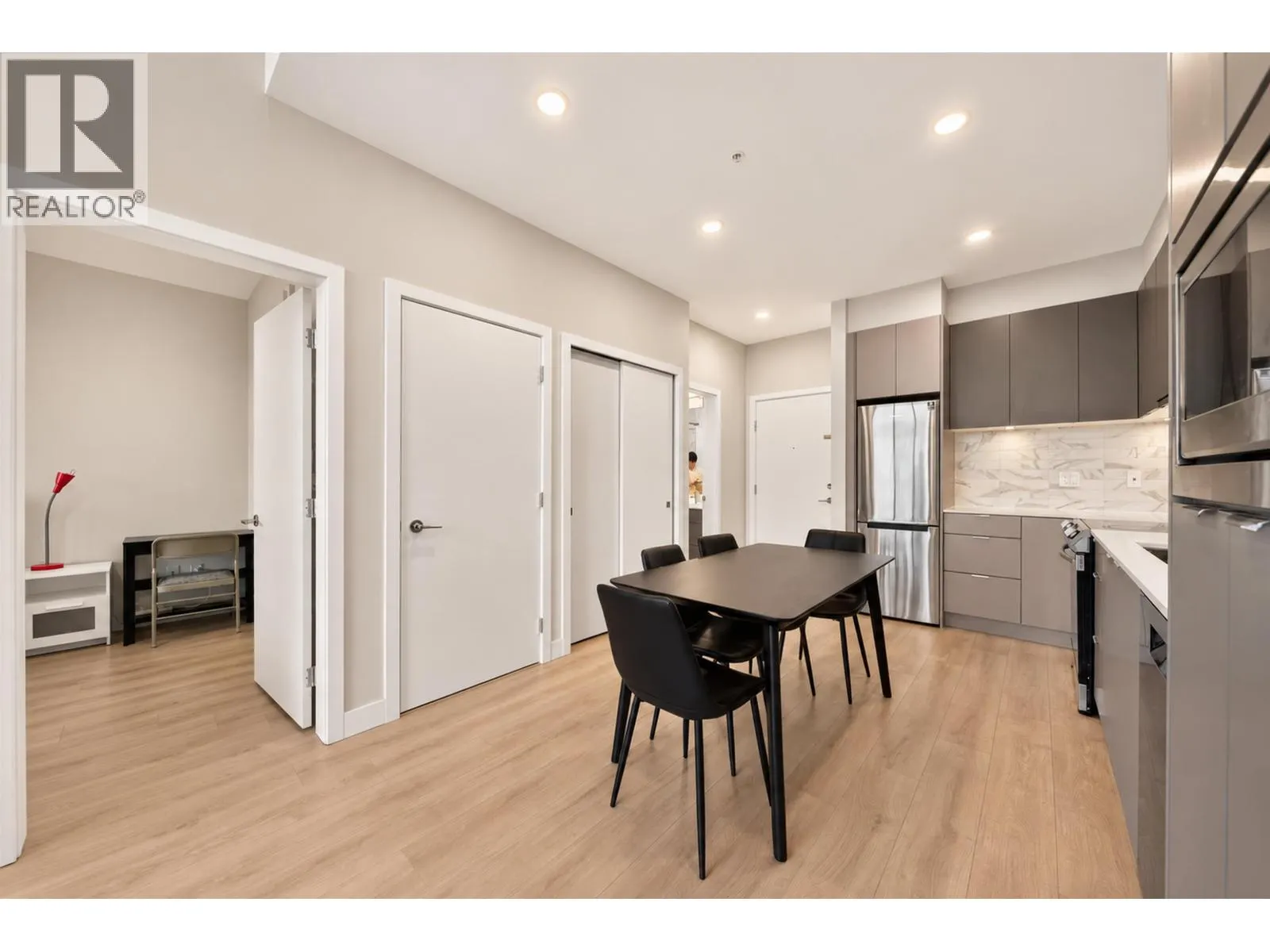 415 1792 STARLING DRIVE