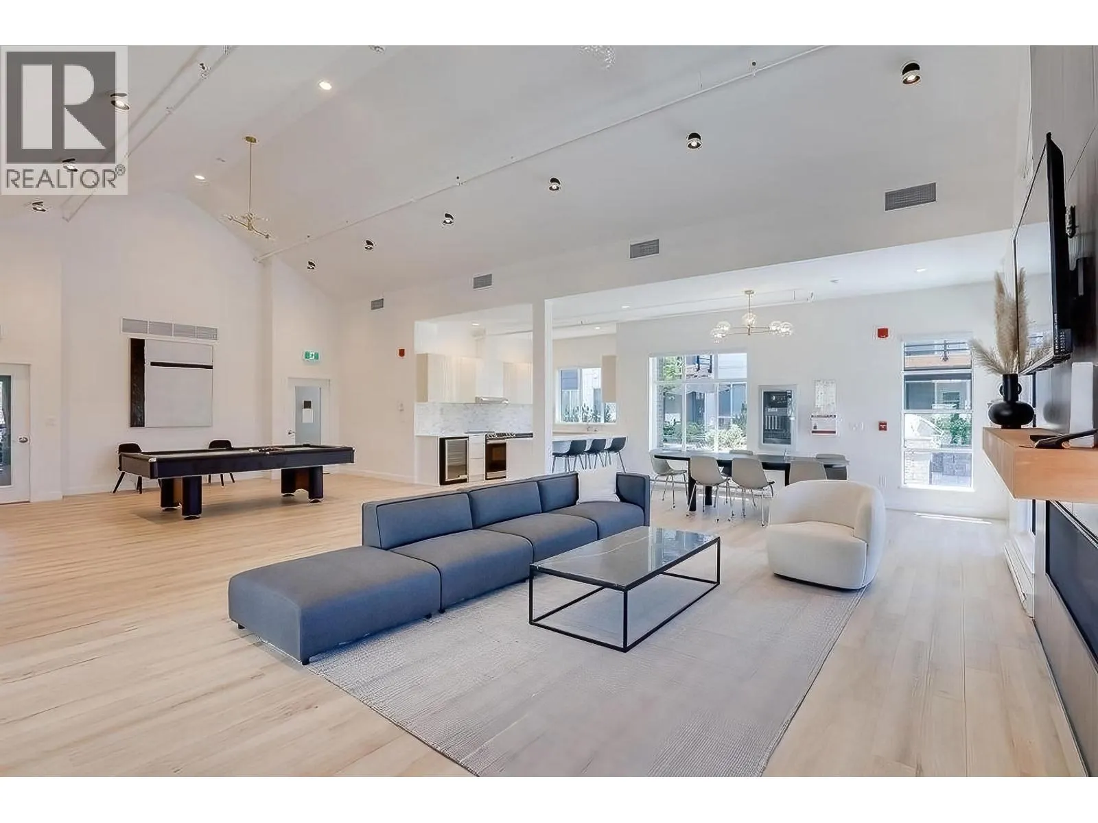 415 1792 STARLING DRIVE