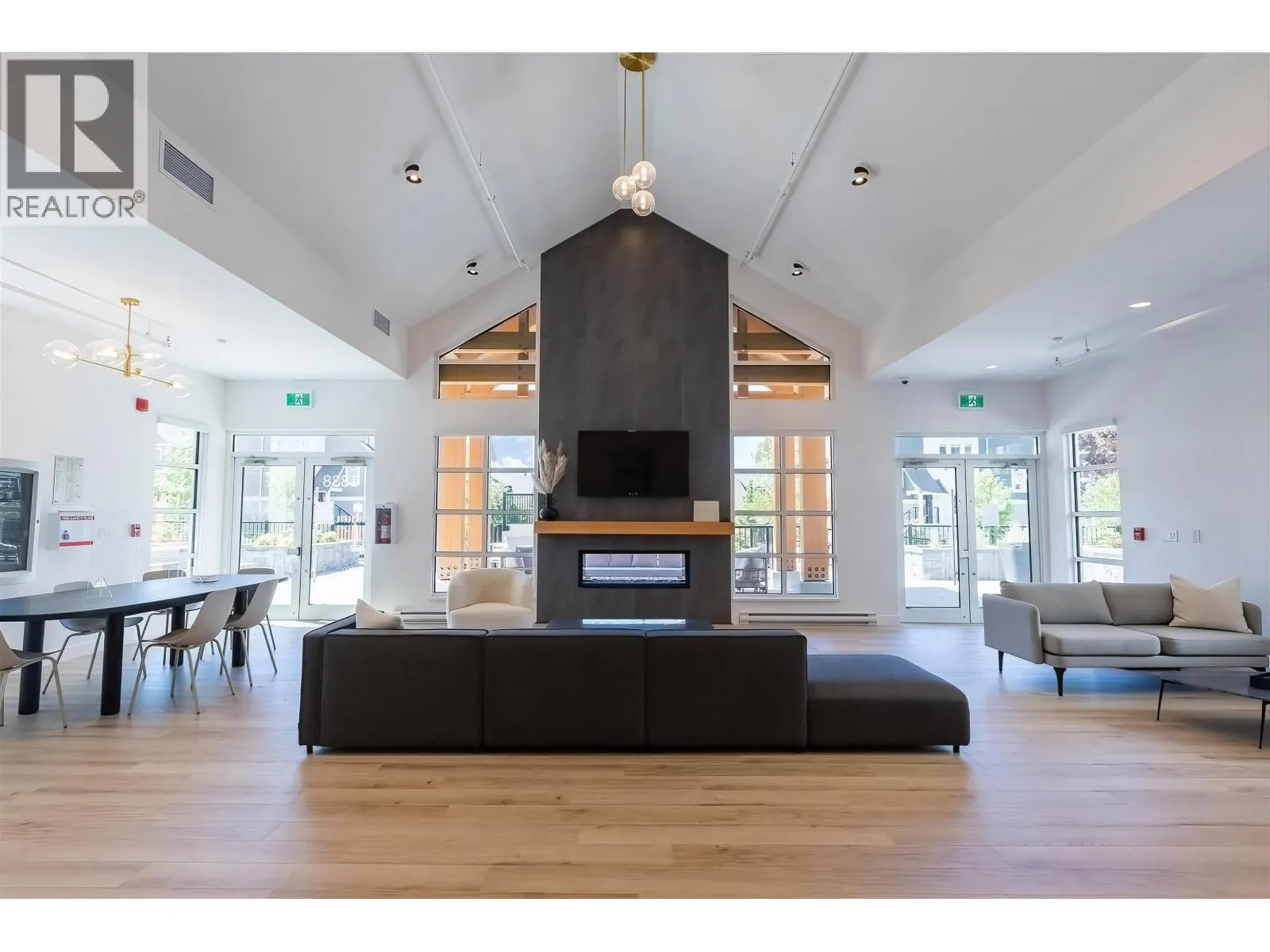 415 1792 STARLING DRIVE