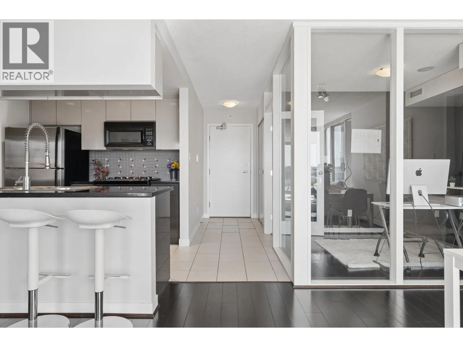 908 1408 STRATHMORE MEWS