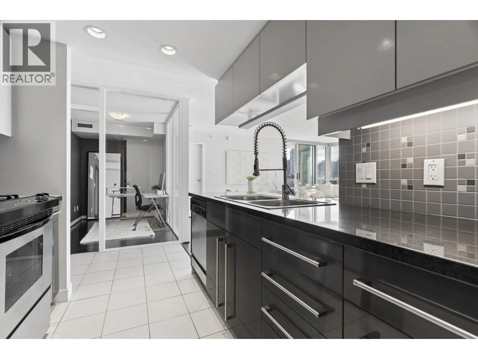 908 1408 STRATHMORE MEWS