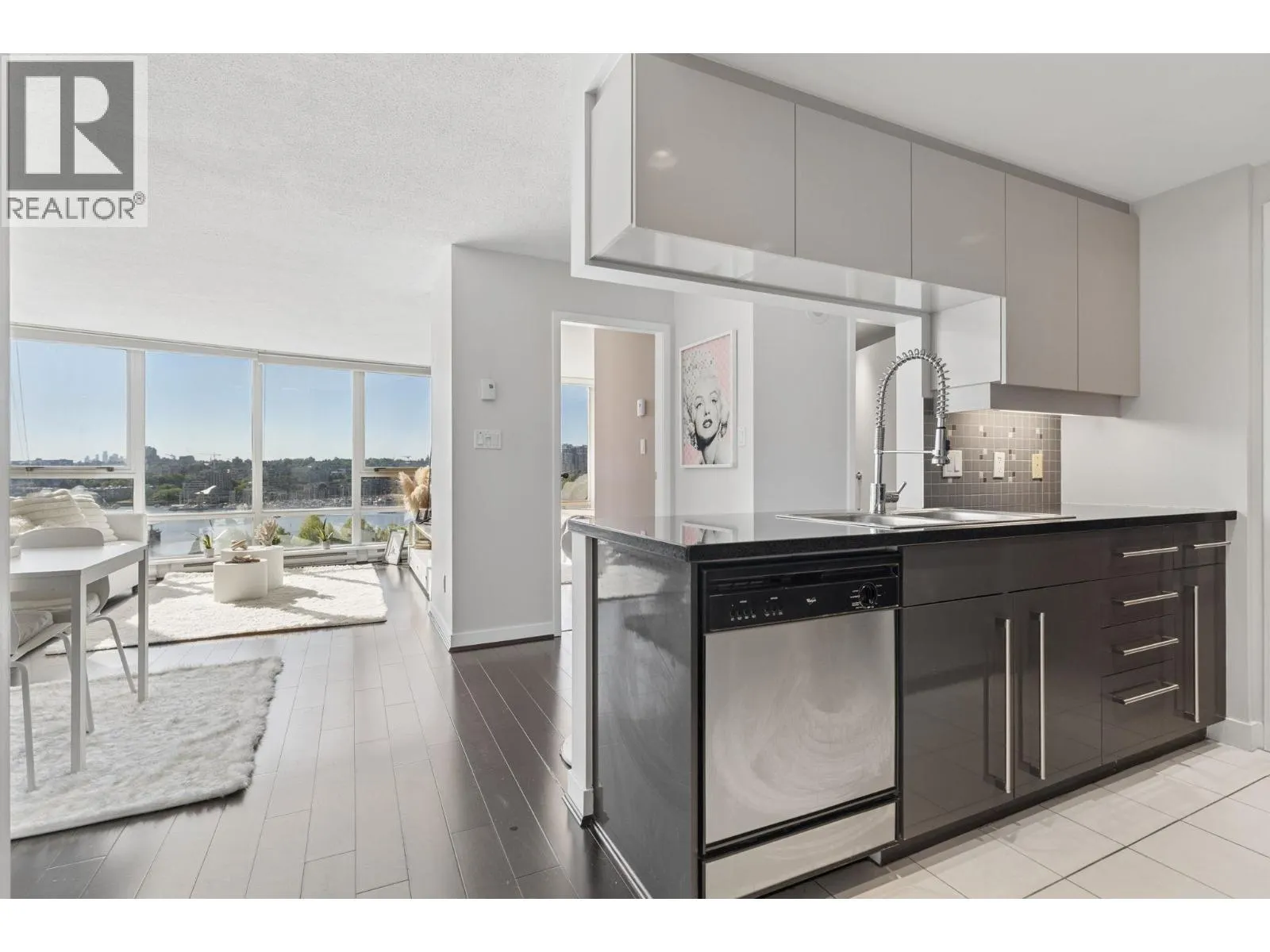 908 1408 STRATHMORE MEWS