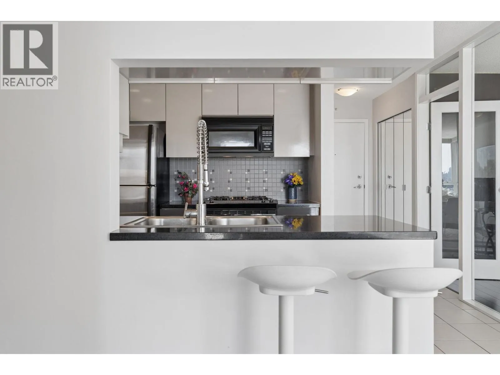 908 1408 STRATHMORE MEWS
