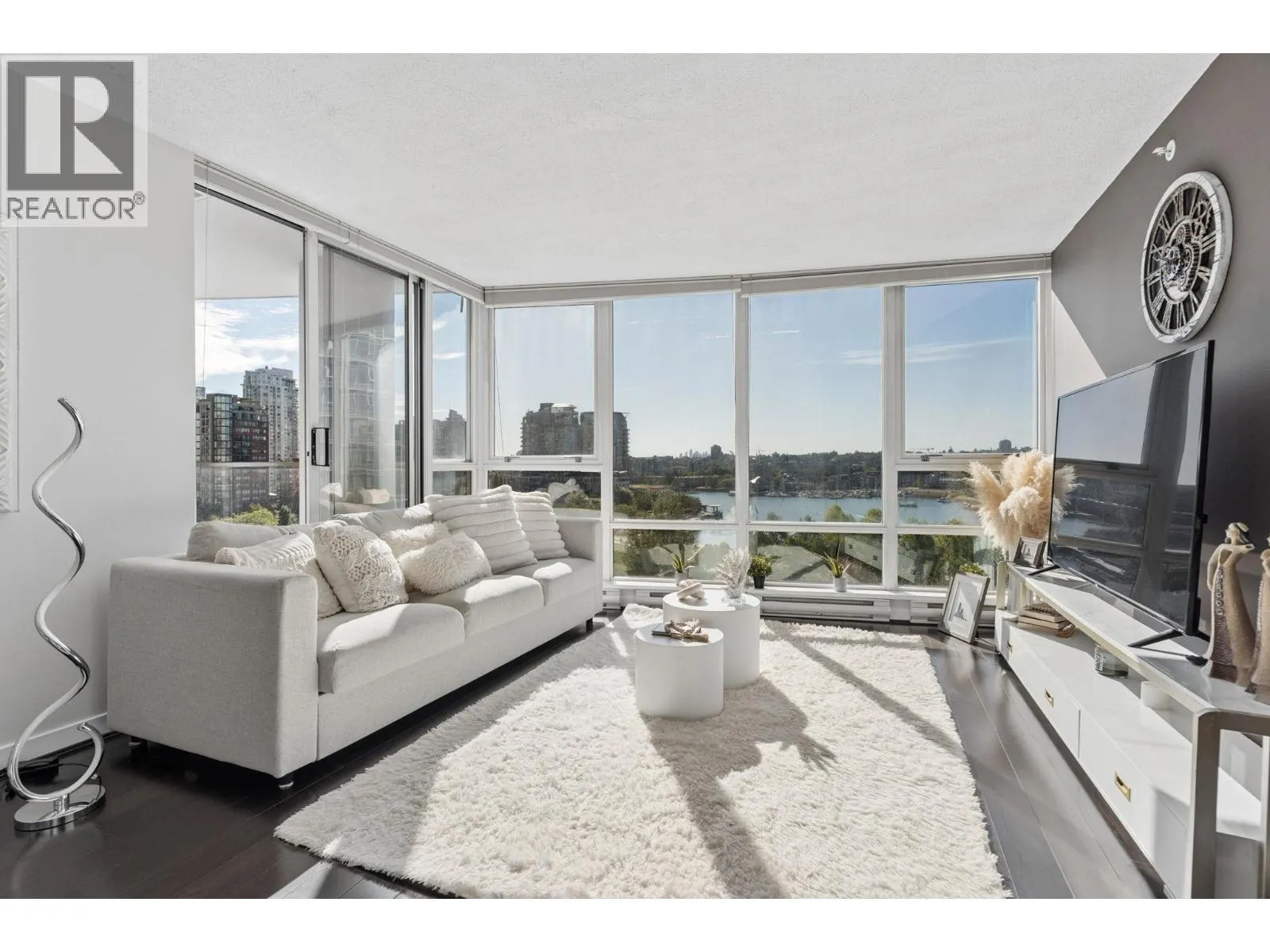 908 1408 STRATHMORE MEWS