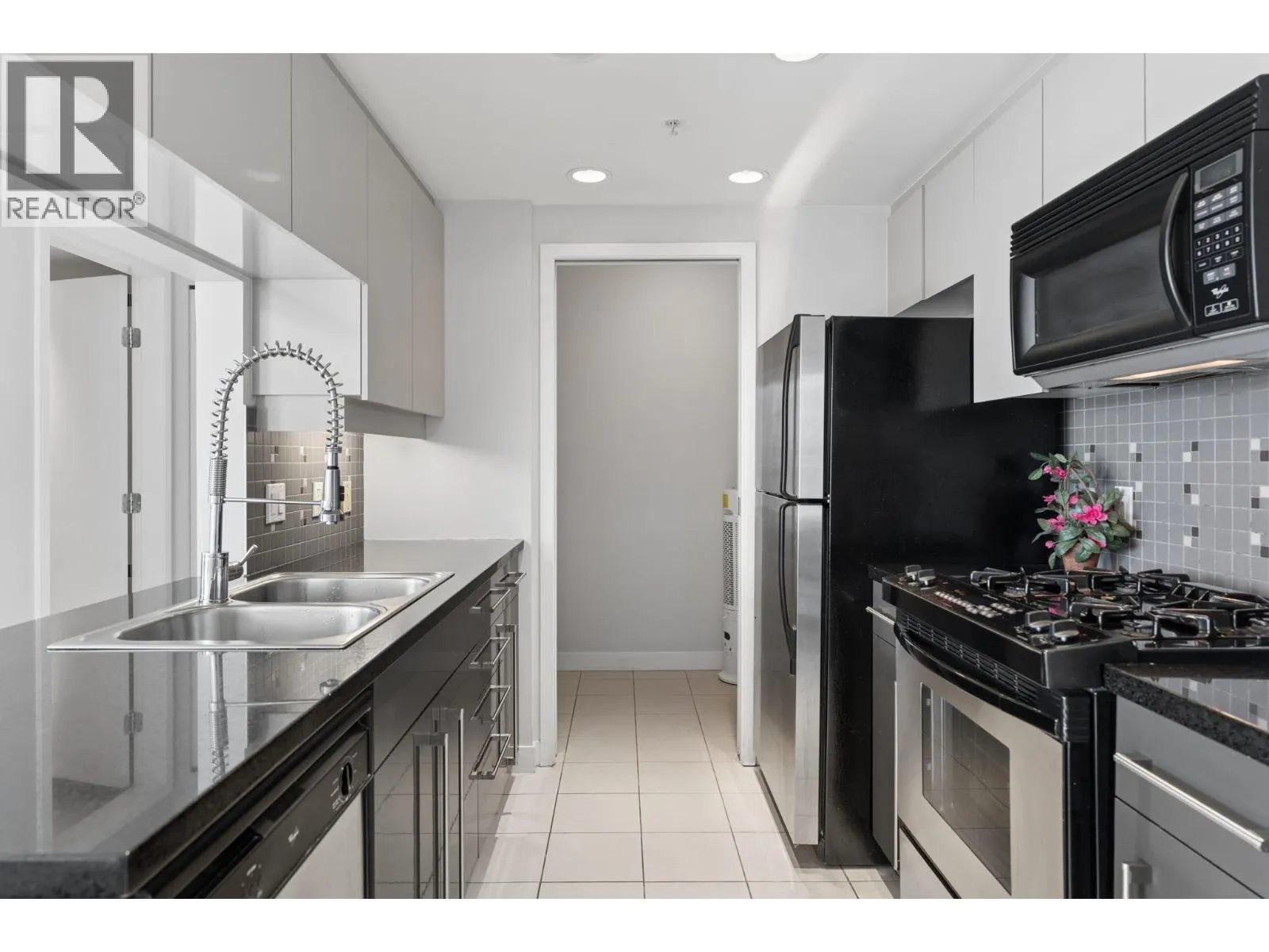 908 1408 STRATHMORE MEWS