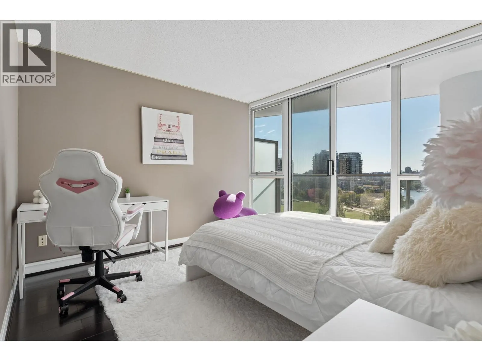 908 1408 STRATHMORE MEWS