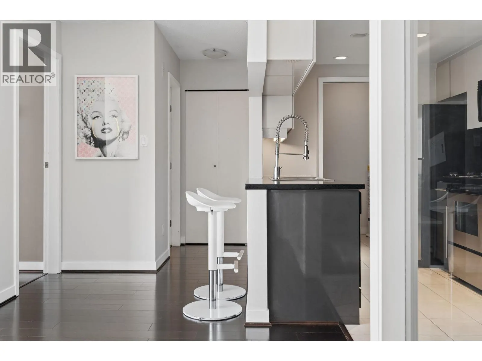 908 1408 STRATHMORE MEWS