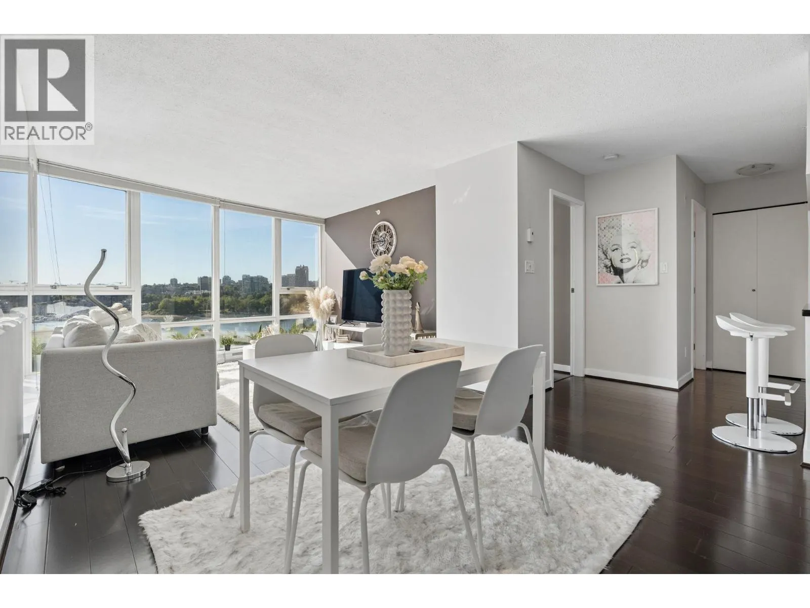 908 1408 STRATHMORE MEWS