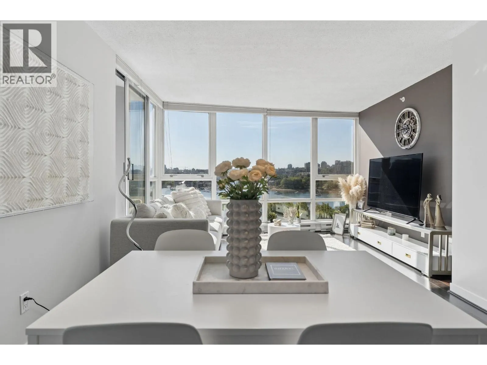908 1408 STRATHMORE MEWS