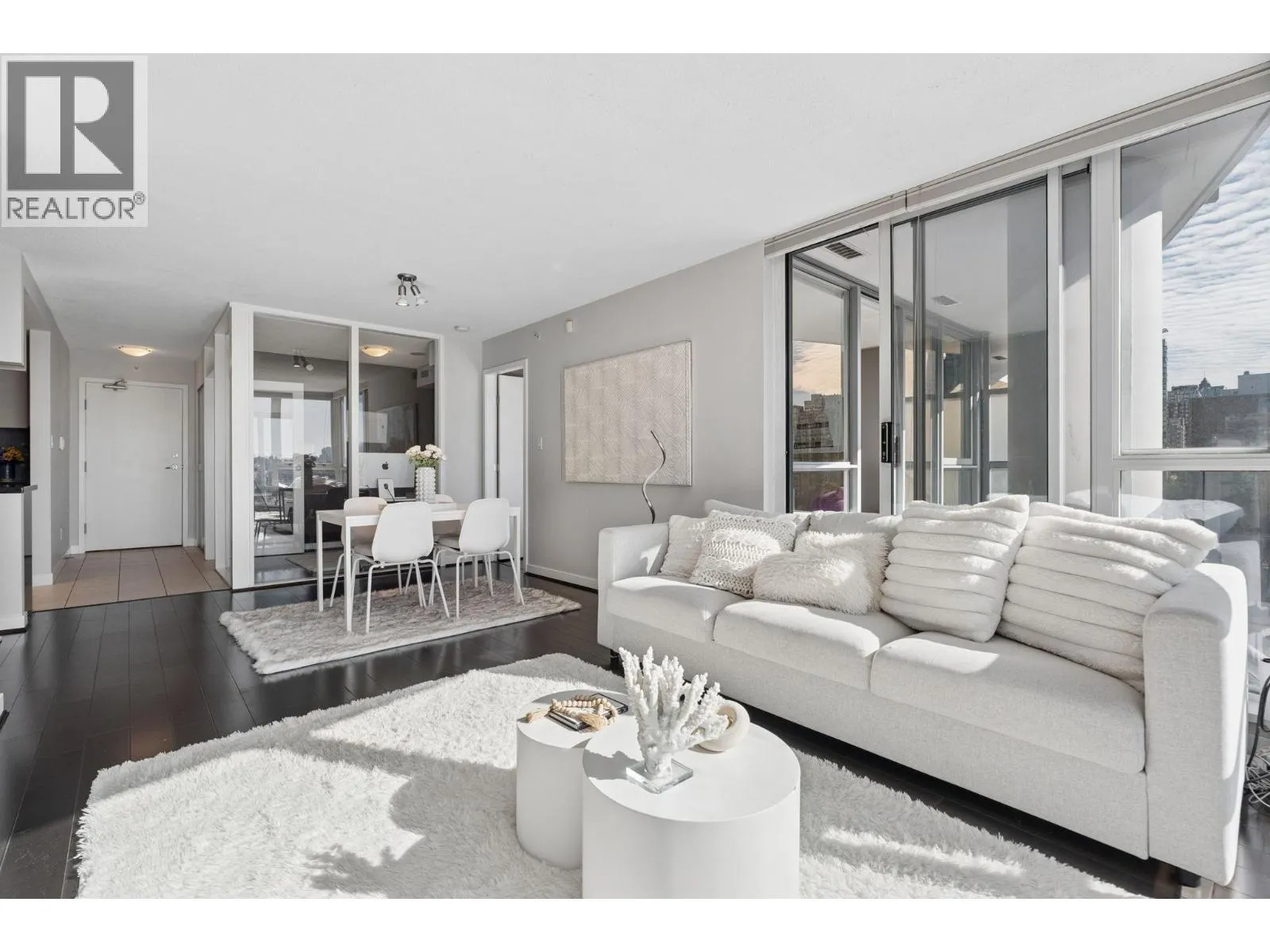 908 1408 STRATHMORE MEWS
