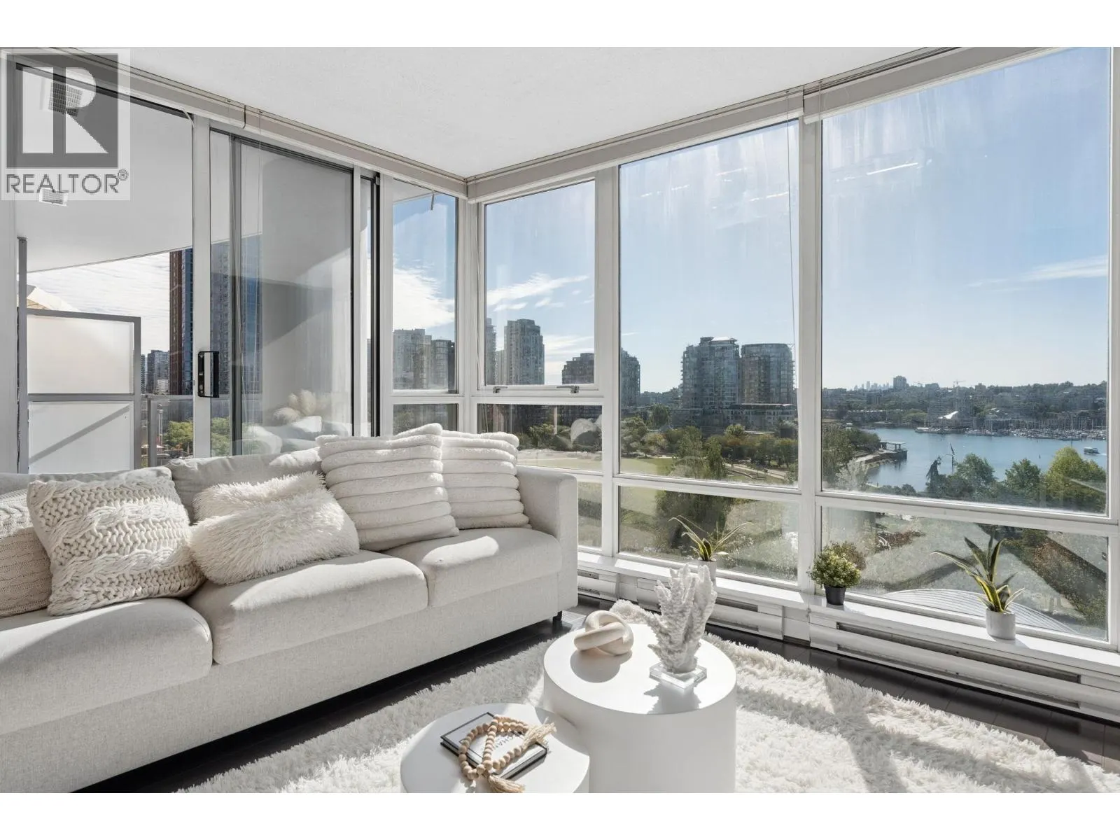 908 1408 STRATHMORE MEWS