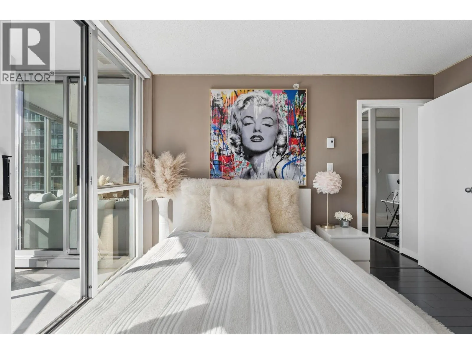 908 1408 STRATHMORE MEWS