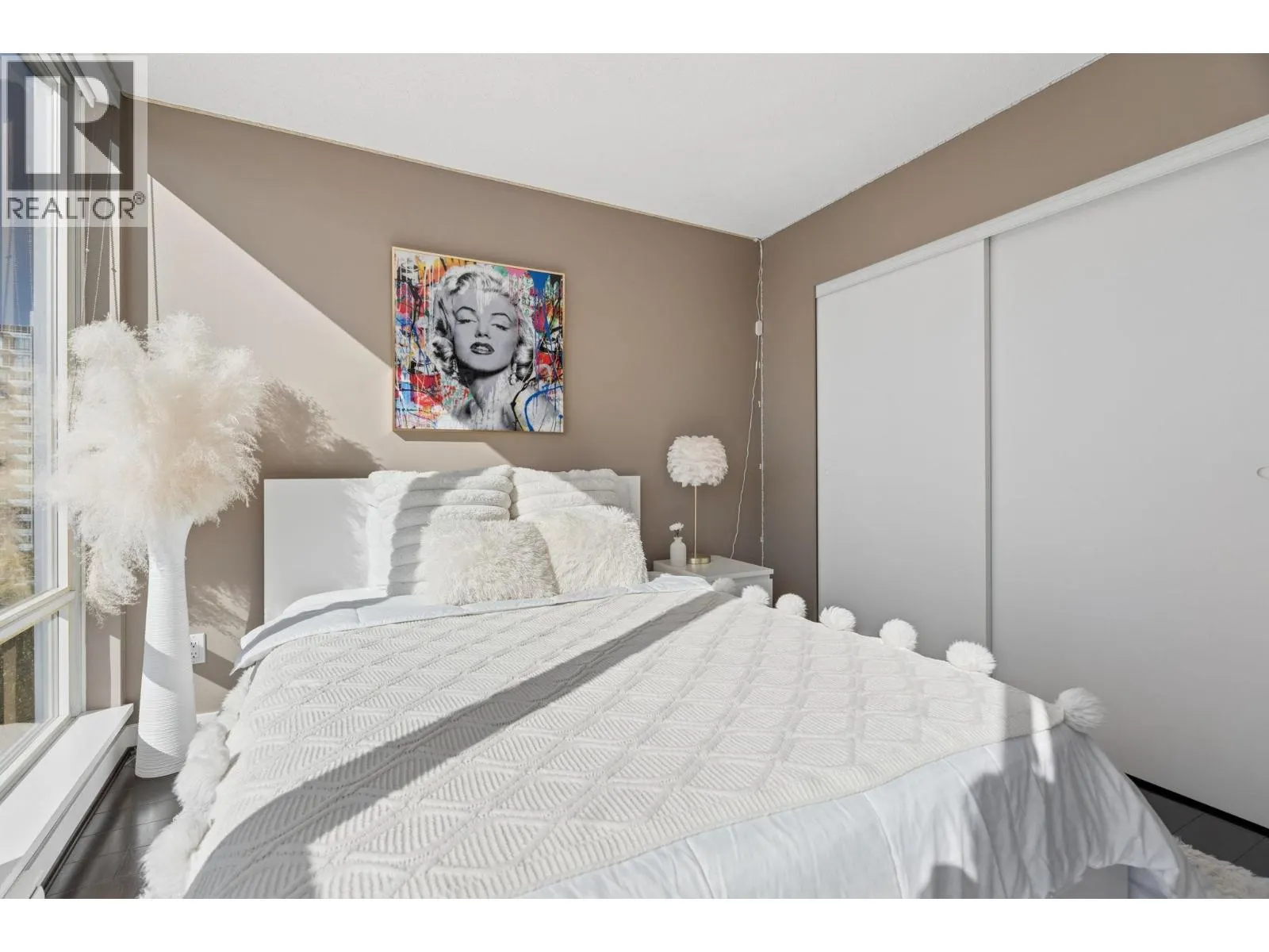 908 1408 STRATHMORE MEWS