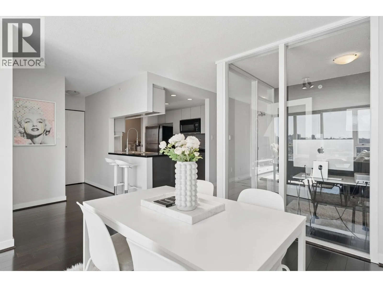 908 1408 STRATHMORE MEWS