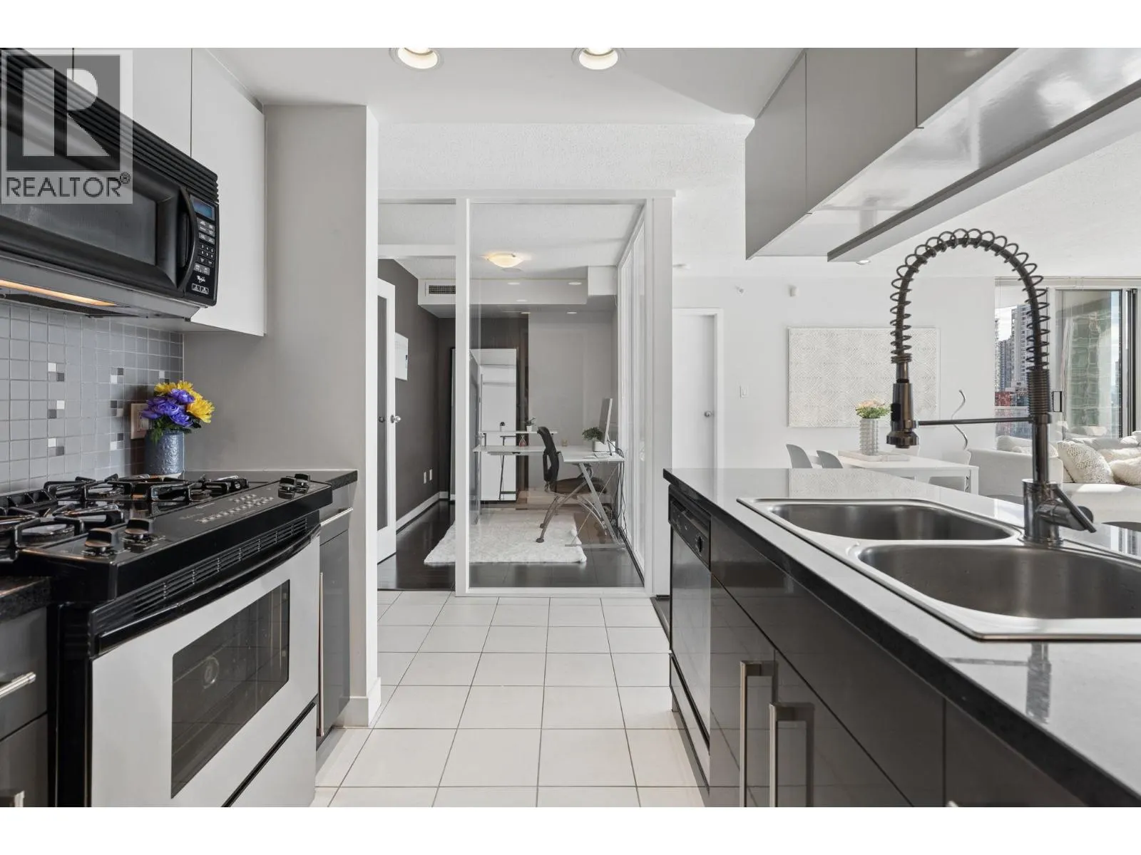 908 1408 STRATHMORE MEWS