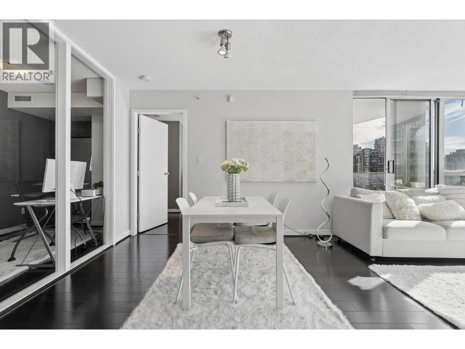 908 1408 STRATHMORE MEWS