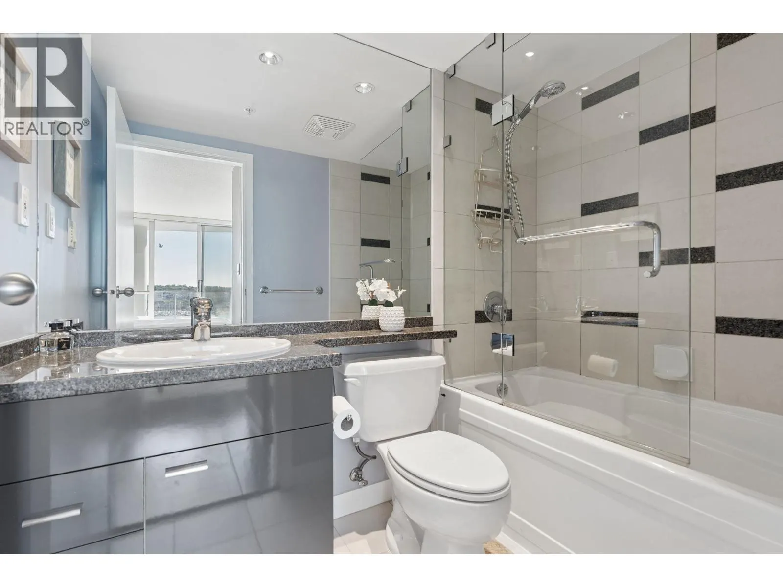 908 1408 STRATHMORE MEWS