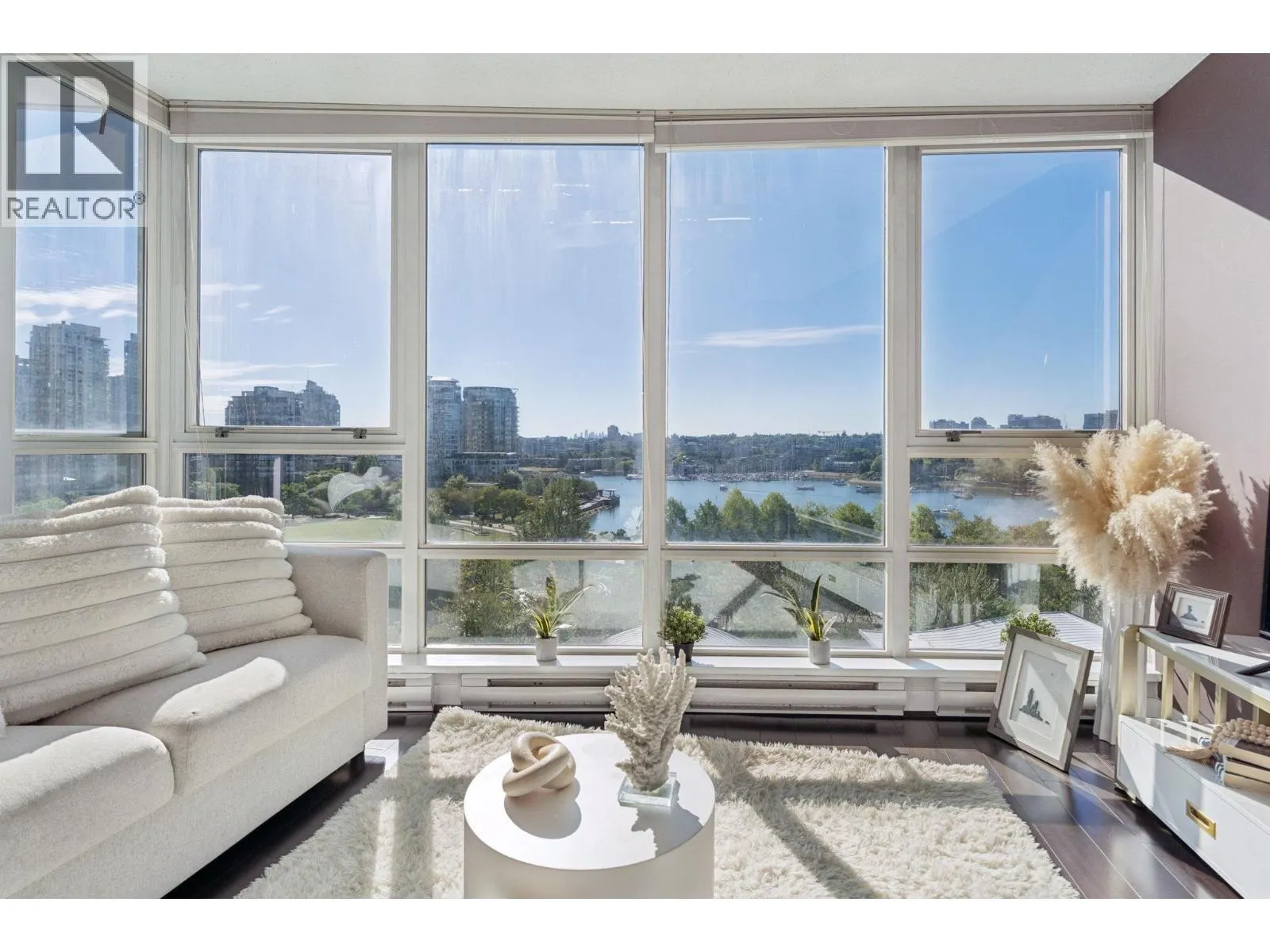 908 1408 STRATHMORE MEWS