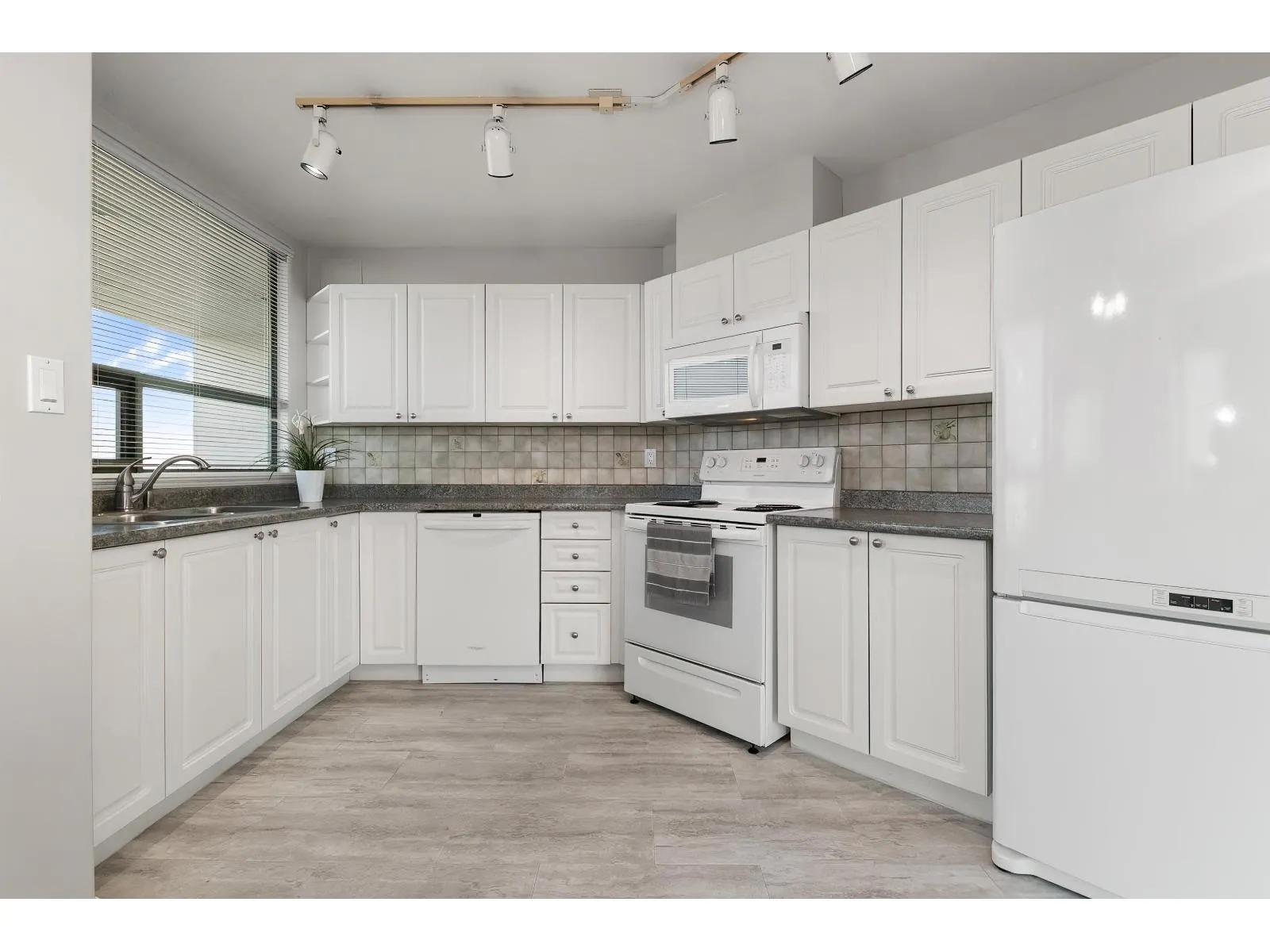 805 33065 MILL LAKE ROAD