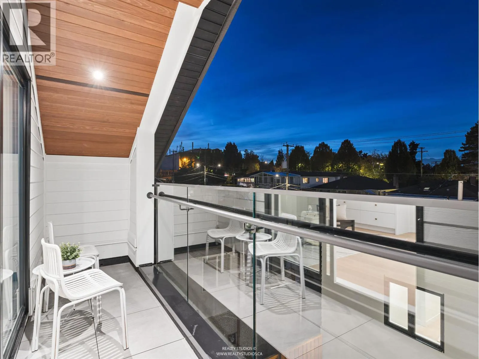 2 2541 E 2ND AVENUE
