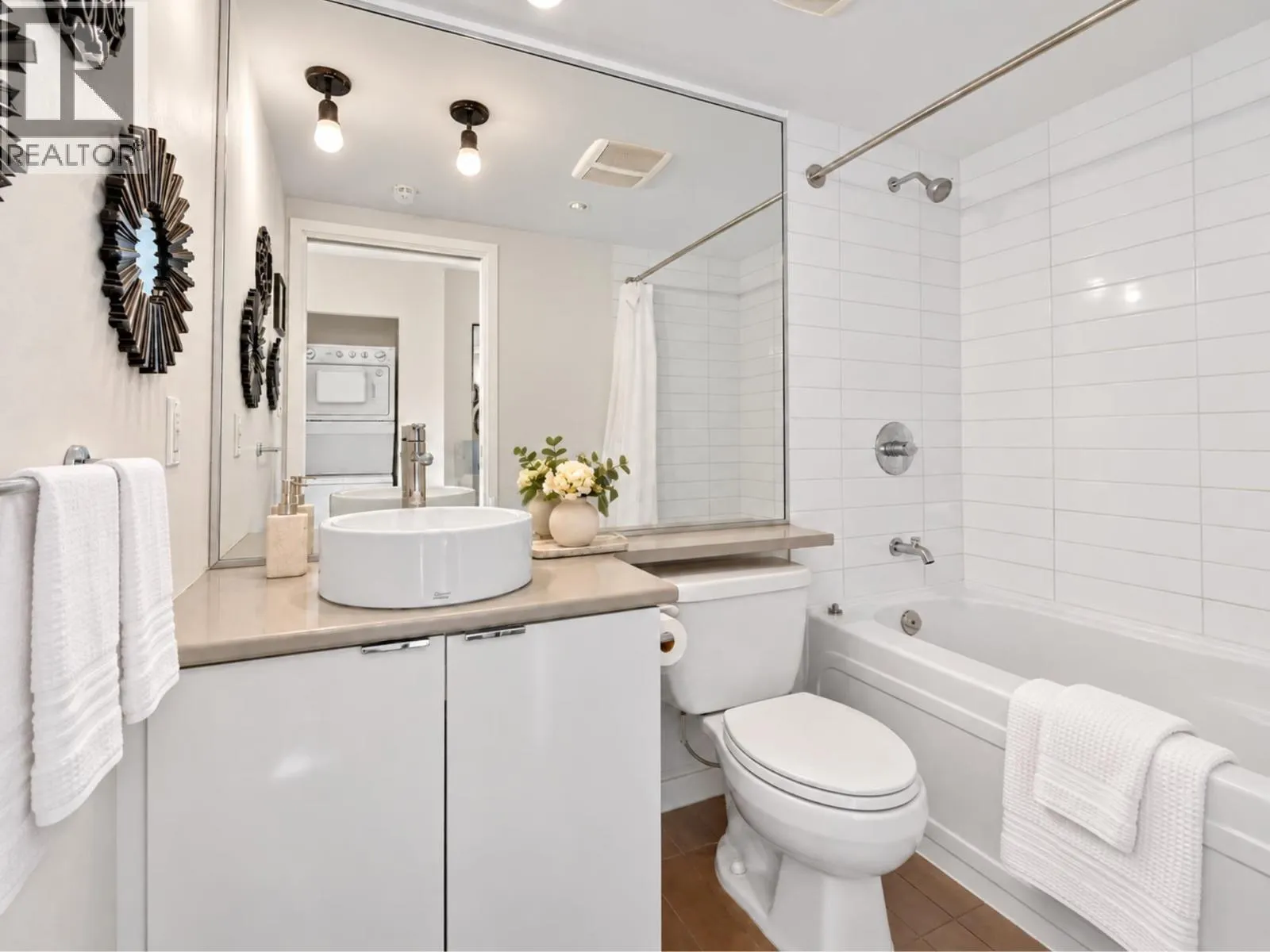 2508 233 ROBSON STREET