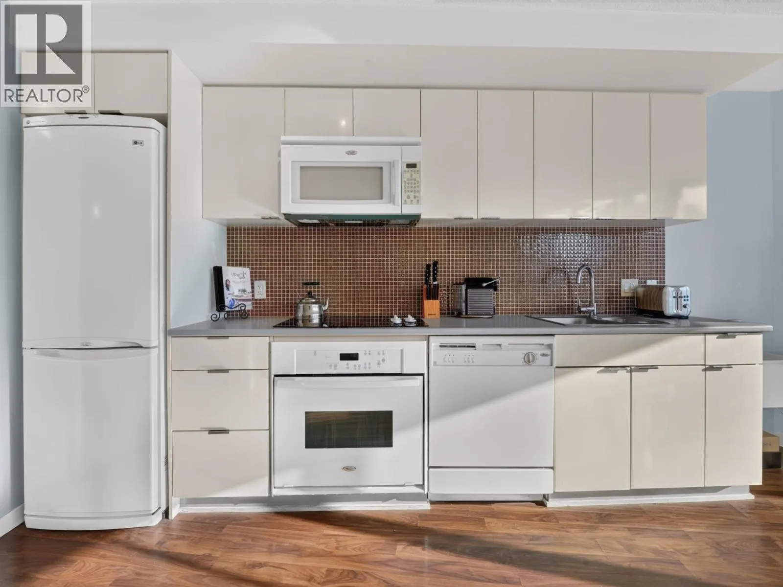 2508 233 ROBSON STREET