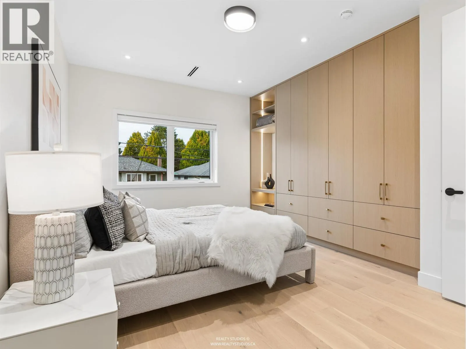 2543 E 2ND AVENUE