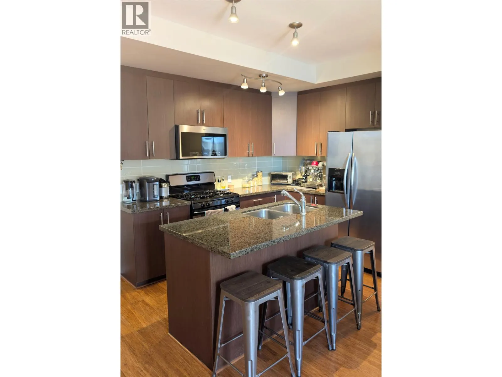 206 6077 LONDON ROAD