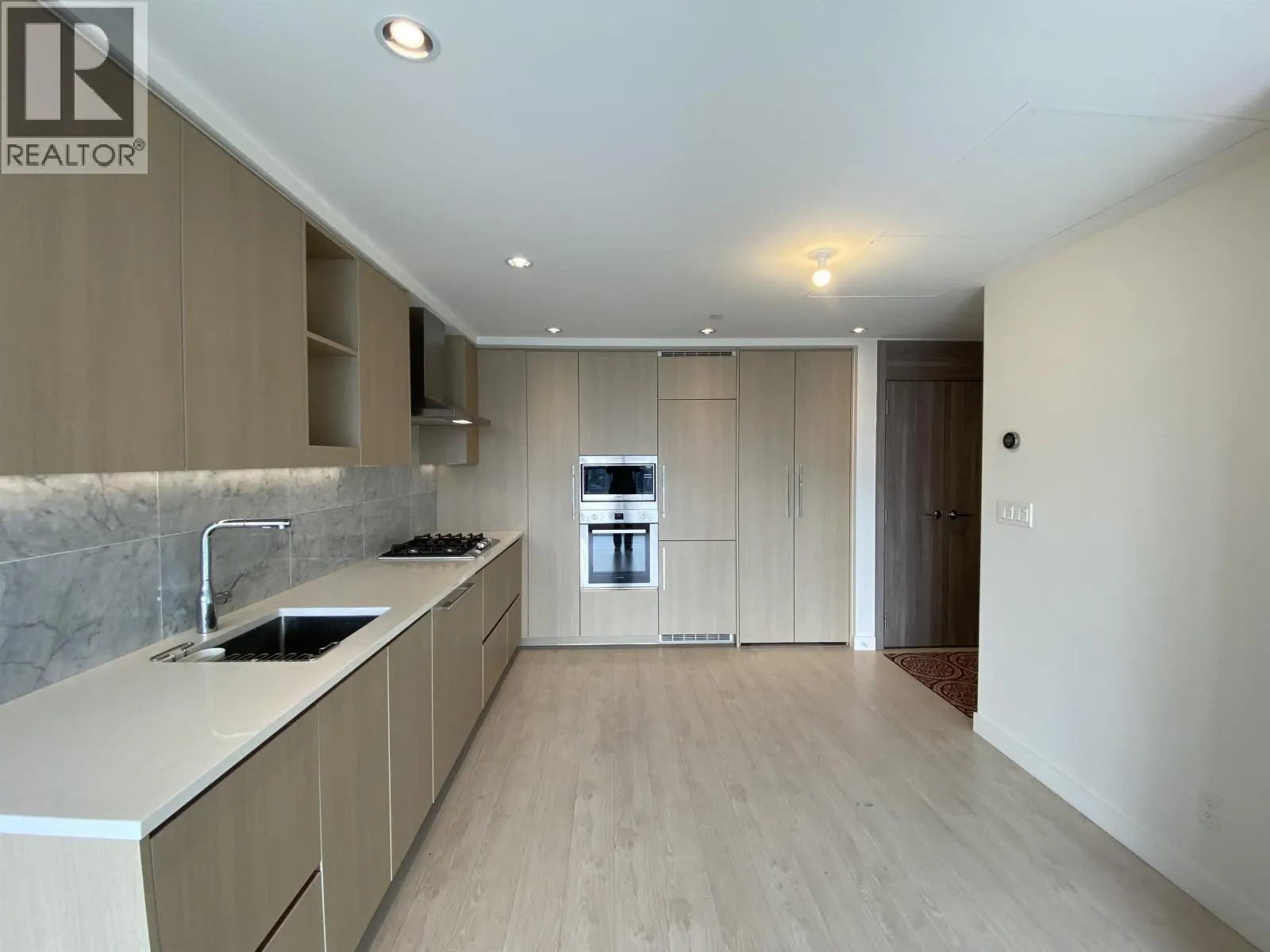 1612 4720 LOUGHEED HIGHWAY