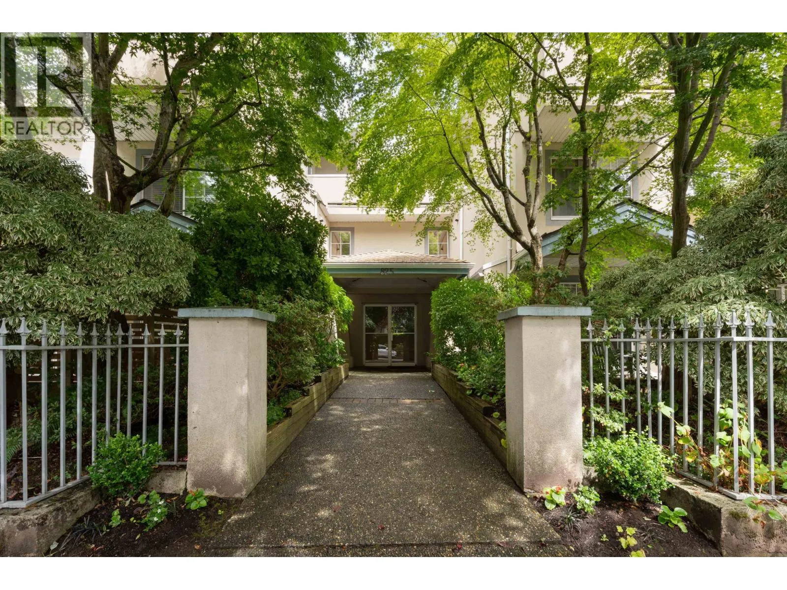 825 W 15TH AVENUE