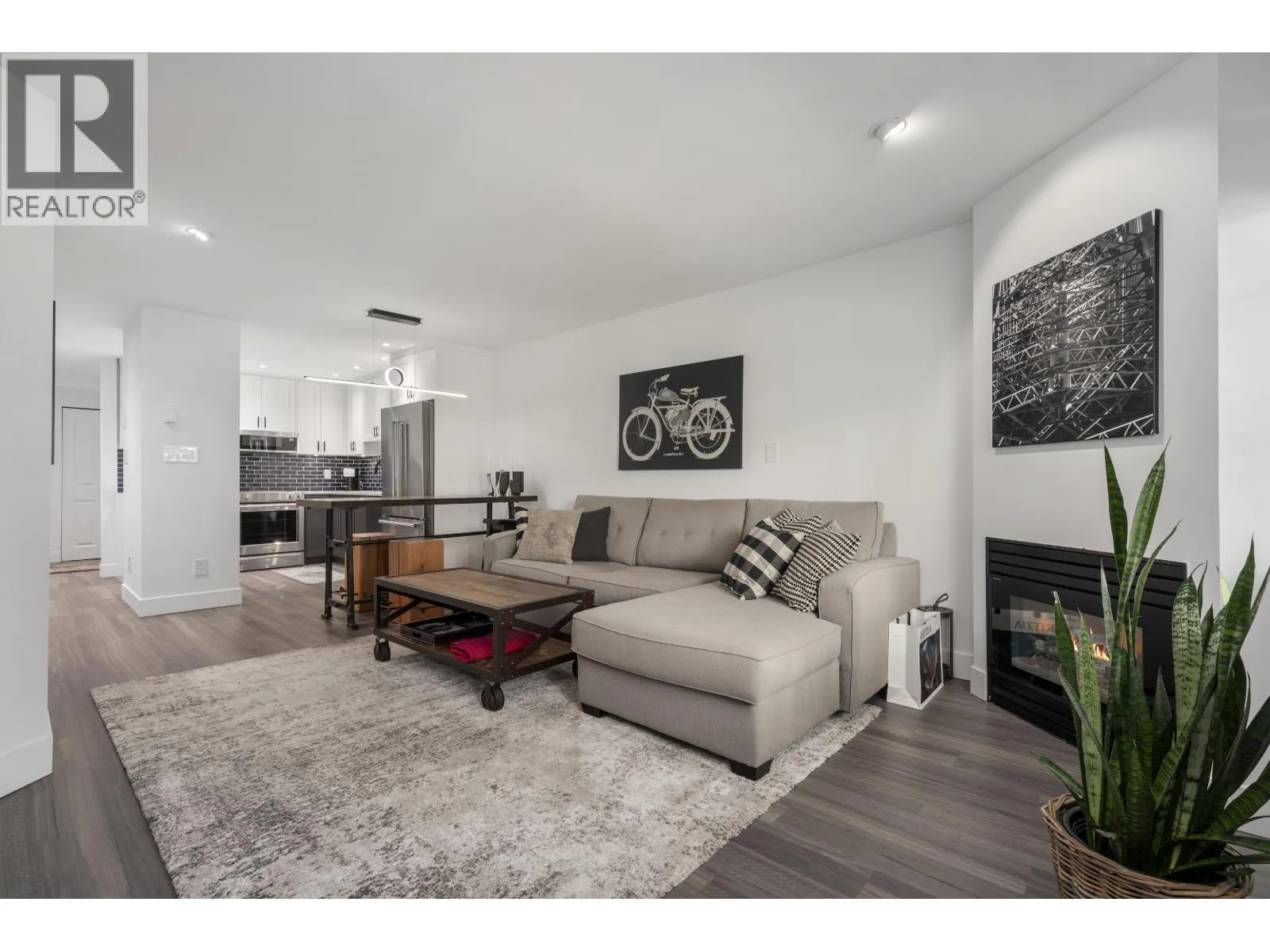 825 W 15TH AVENUE